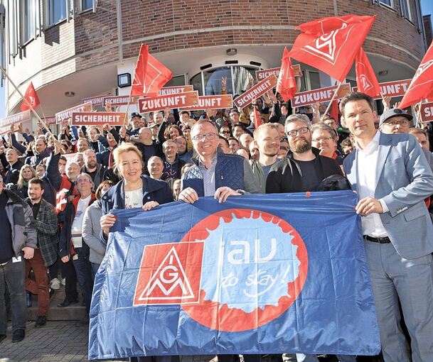 Anfang März in Berlin: IG Metall-Protest-Kundgebung bei IAV gegen Standortschließungen und Arbeitsplatzabbau. Links am Banner: Die Berliner Wirtschaftssenatorin Franziska Giffey.