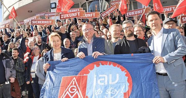 Anfang März in Berlin: IG Metall-Protest-Kundgebung bei IAV gegen Standortschließungen und Arbeitsplatzabbau. Links am Banner: Die Berliner Wirtschaftssenatorin Franziska Giffey.