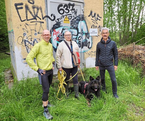 Frank Handel, Marion Leitz und Andreas Hähnle (von links) vom Naturschutzbund können nicht verstehen, dass jemand die Steine gestohlen hat.