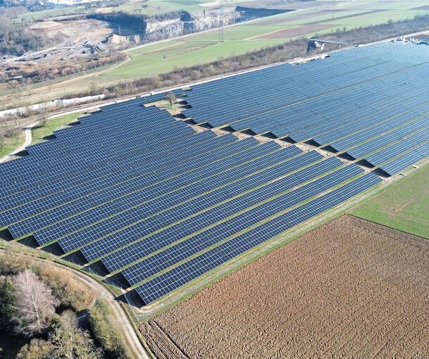 Der Markgröninger Solarpark an der ICE-Trasse aus der Vogelperspektive: Die Gesamtleistung liegt bei 8,5 Megawatt.