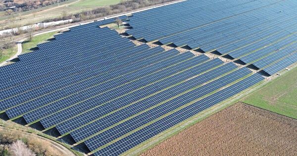 Der Markgröninger Solarpark an der ICE-Trasse aus der Vogelperspektive: Die Gesamtleistung liegt bei 8,5 Megawatt.
