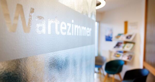 Wartezimmer in Hausarztpraxis