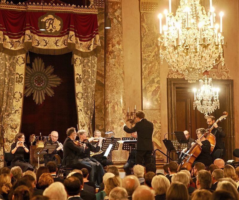 Das Sinfonieorchester Ludwigsburg mit seinem Dirigenten Hermann Dukek begeistert die Zuhörer. Das Sinfonieorchester Ludwigsburg mit seinem Dirigenten Hermann Dukek begeistert die Zuhörer.