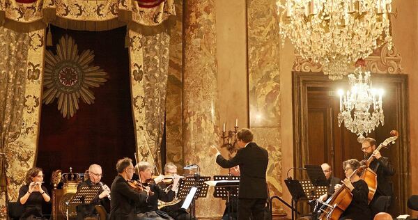 Das Sinfonieorchester Ludwigsburg mit seinem Dirigenten Hermann Dukek begeistert die Zuhörer.