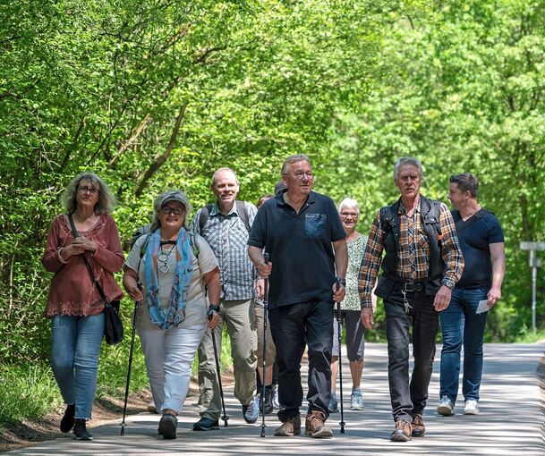Ab ins Grüne: Bernd Stelter (Mitte) wandert mit einer Gruppe Fans durch den Favoritepark.