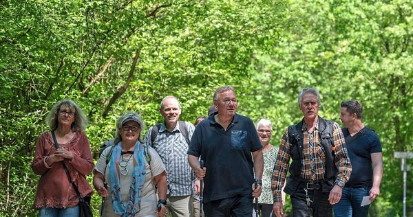 Ab ins Grüne: Bernd Stelter (Mitte) wandert mit einer Gruppe Fans durch den Favoritepark.