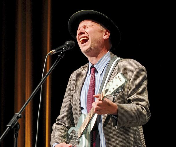 Singt, spielt und liest im Scala selbstvertonte Lieder zu Tucholsky-Texten: Robert Stadlober.
