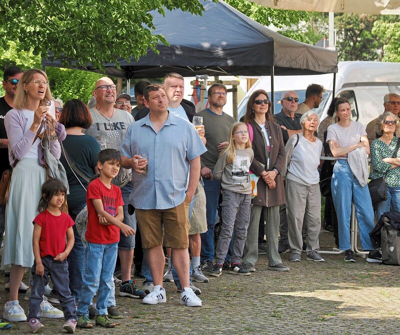Steht der Baum? Das Publikum beobachtet konzentriert.