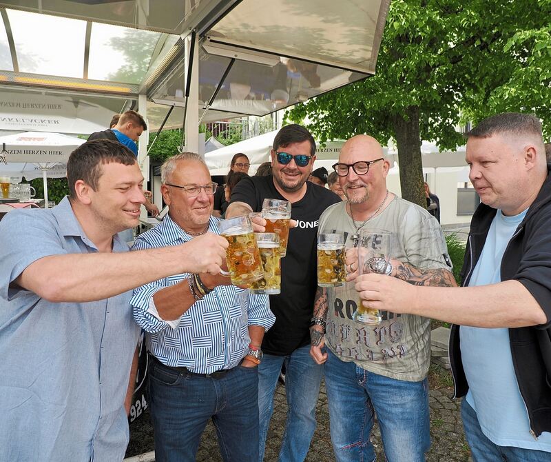 Hier wird gemeinsam angestoßen.