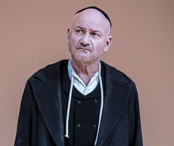 Stefan Eichberg verkörpert Nathan eindrücklich in seiner moralischen Stärke und letztlich religiösen Toleranz.