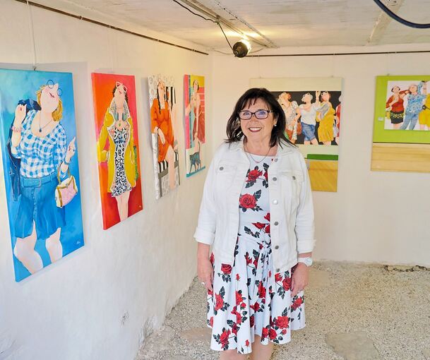 Christa Klebor vor ihren Weibsbildern. Die Künstlerin stelle im Rielingshäuser Kunststall aus.