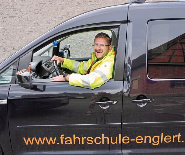 Dennis-Titzian Treberg, Fahrlehrer und Geschäftsführer der Markgröninger Fahrschule Englert, weiß, wie man beim Autofahren den Kraftstoffverbrauch senken kann.