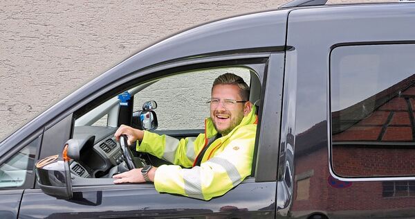 Dennis-Titzian Treberg, Fahrlehrer und Geschäftsführer der Markgröninger Fahrschule Englert, weiß, wie man beim Autofahren den Kraftstoffverbrauch senken kann.