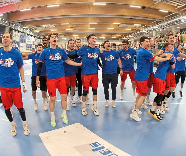 Große Freude über den Aufstieg bei den Handballern der SG BBM Bietigheim.