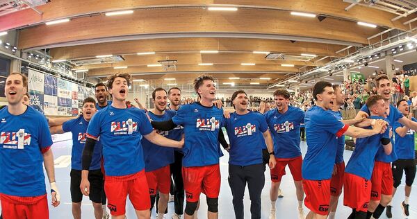 Große Freude über den Aufstieg bei den Handballern der SG BBM Bietigheim.