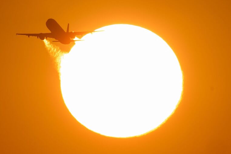 Flugzeug bei Sonnenuntergang