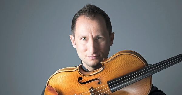 Der Ausnahmebratschist Antoine Tamestit steht mit Mitgliedern des SWR Symphonieorchesters auf der Bühne.