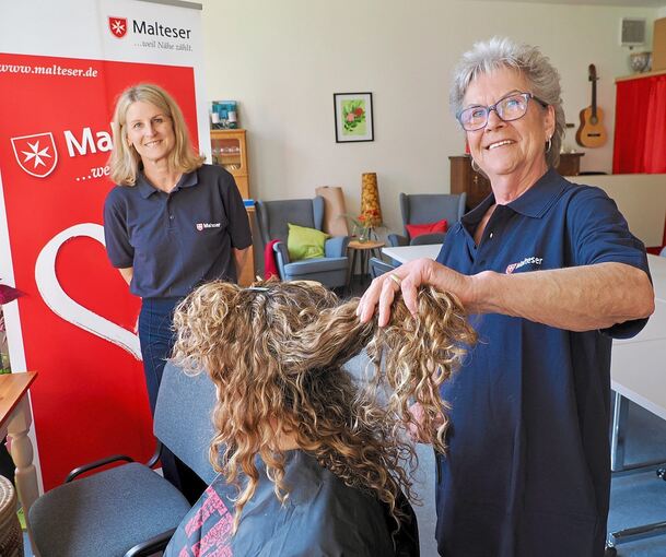 Angebot für Jugendliche: Kostenloser Friseurtag der Malteser in Kornwestheim mit Judith de la Vega (hinten) und Friseurin Elvira Dolch.