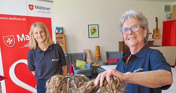 Angebot für Jugendliche: Kostenloser Friseurtag der Malteser in Kornwestheim mit Judith de la Vega (hinten) und Friseurin Elvira Dolch.