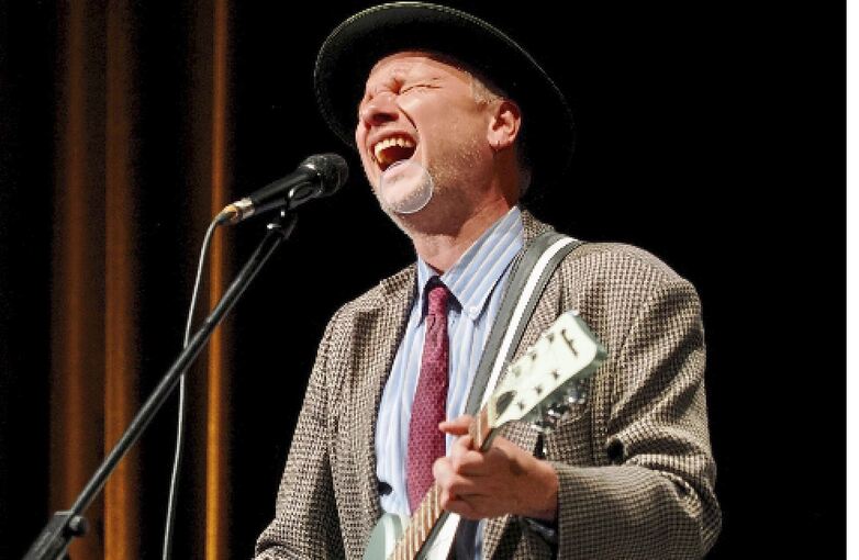Singt, spielt und liest im Scala selbstvertonte Lieder zu Tucholsky-Texten: Robert Stadlober.