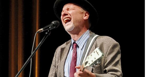Singt, spielt und liest im Scala selbstvertonte Lieder zu Tucholsky-Texten: Robert Stadlober.