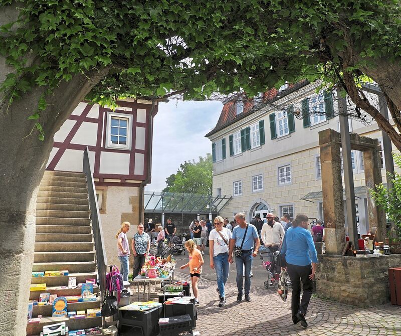 Auch in kleinen Innenhöfen und verwinkelten Ecken werden Waren angeboten. Auch in kleinen Innenhöfen und verwinkelten Ecken werden Waren angeboten.