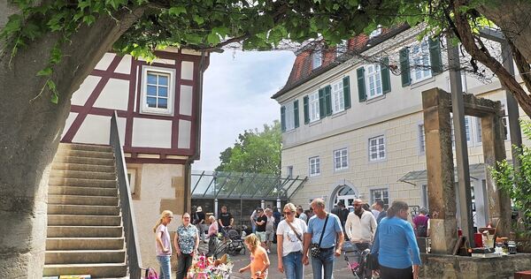 Auch in kleinen Innenhöfen und verwinkelten Ecken werden Waren angeboten.