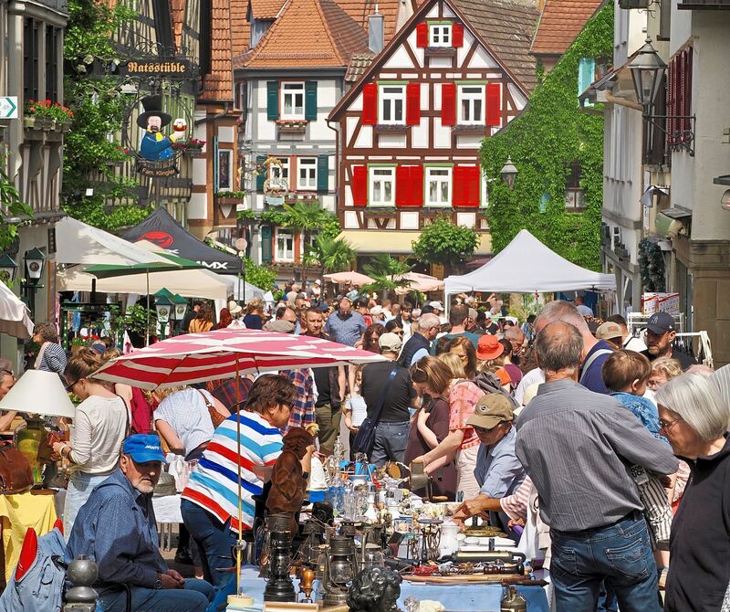 Bummeln und Stöbern in Fachwerk-Kulisse. Bummeln und Stöbern in Fachwerk-Kulisse.
