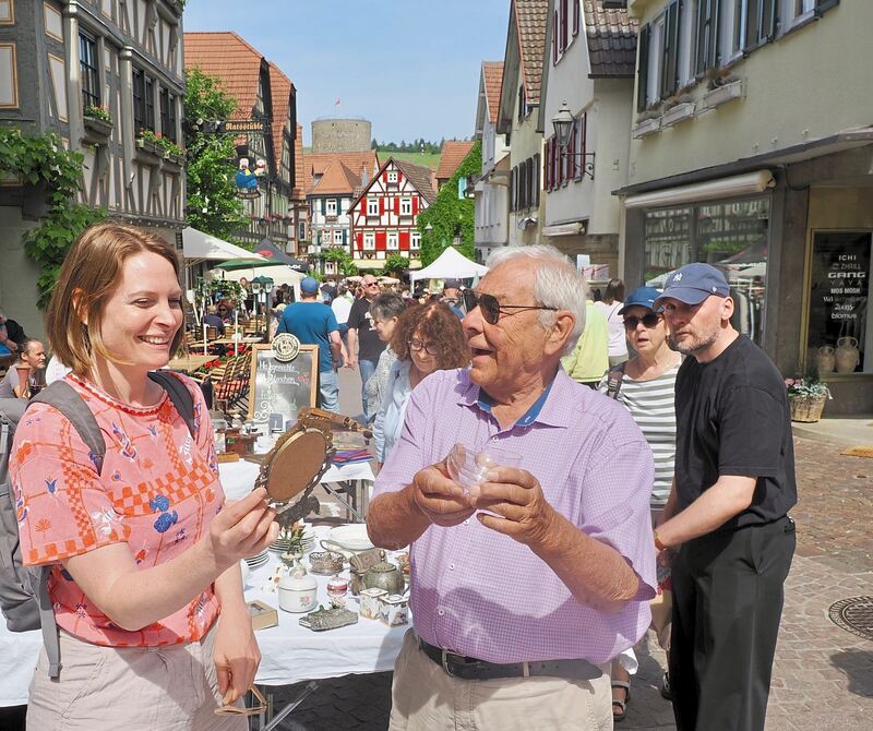 Auch der ehemalige LKZ-Chefreporter Alfred Drossel mischt sich unter die Besucher. Auch der ehemalige LKZ-Chefreporter Alfred Drossel mischt sich unter die Besucher.
