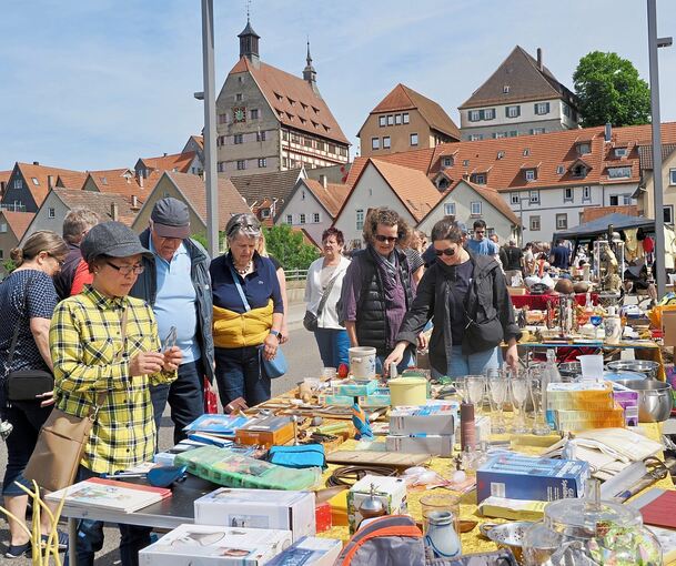 Flohmarkt vor Stadtmauer-Kulisse.