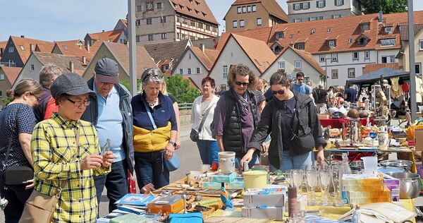 Flohmarkt vor Stadtmauer-Kulisse.