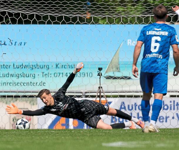 SGV-Torhüter Ante Eljuga streckt sich nach dem Strafstoß von Pascal Testroet (rechts).