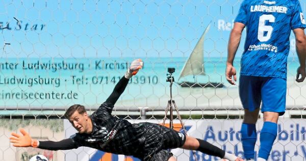 SGV-Torhüter Ante Eljuga streckt sich nach dem Strafstoß von Pascal Testroet (rechts).