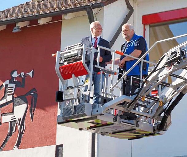 Kommandant Peter Gsandner lädt OB Michael Makurath zu einer Probefahrt im Korb der neuen Drehleiter ein.