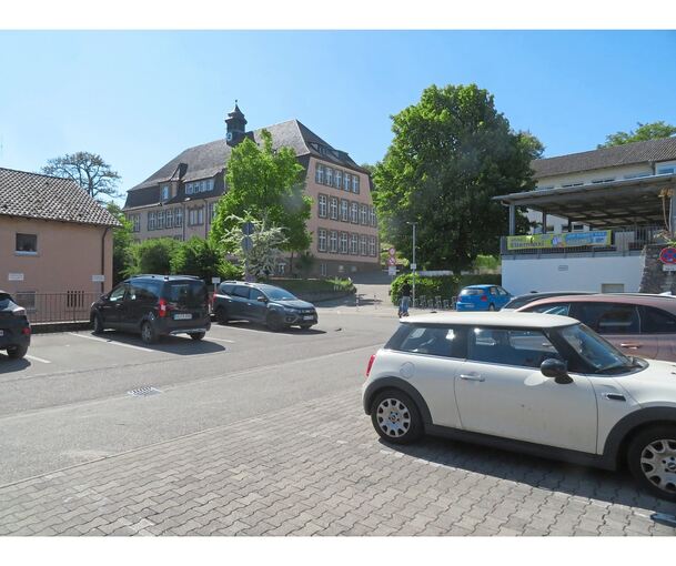 Hier werden für die Vaihinger Schlossbergschule zwei Klassenzimmer-Container aufgestellt. Die Fläche wird derzeit für Parkplätze der Lehrkräfte zur Verfügung gestellt.