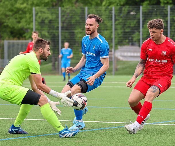 Endstation: Hessigheims Keeper Tom Reichert schnappt sich den Ball. Der Kornwestheimer Danny Schima (Mitte) kommt zu spät; Björn Rewitzer muss nicht eingreifen.
