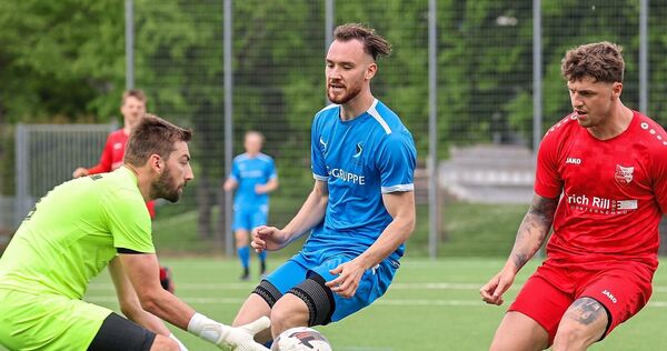 Endstation: Hessigheims Keeper Tom Reichert schnappt sich den Ball. Der Kornwestheimer Danny Schima (Mitte) kommt zu spät; Björn Rewitzer muss nicht eingreifen.
