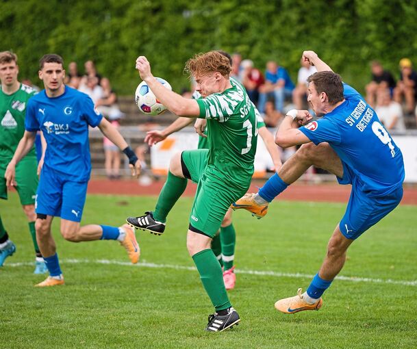Es geht zur Sache im Spiel der SGM Gemmrigheim/Walheim (in Grün) gegen den SC Germania Bietigheim II.