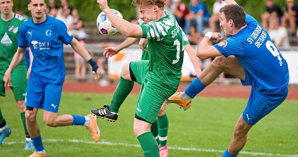 Es geht zur Sache im Spiel der SGM Gemmrigheim/Walheim (in Grün) gegen den SC Germania Bietigheim II.