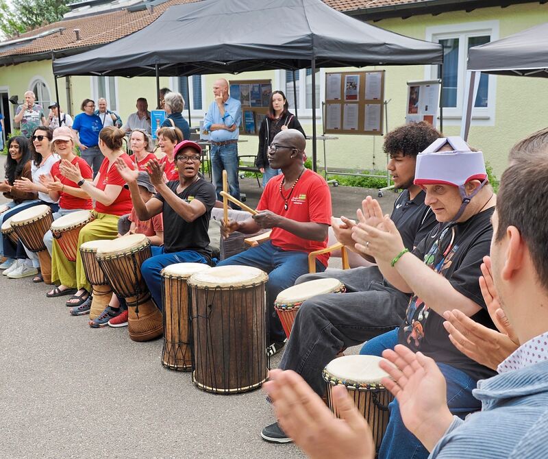 Die Trommelgruppe sorgt für gute Stimmung. Die Trommelgruppe sorgt für gute Stimmung.