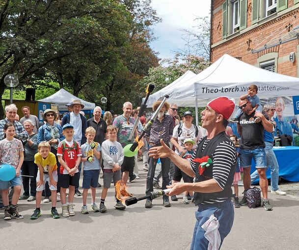 Ein Jongleur zeigt auf der Karlshöhe sein Können.