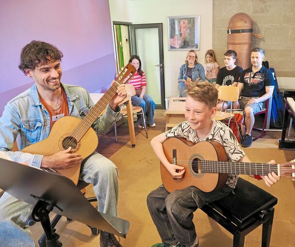 Gitarre spielen macht ganz offensichtlich Spaß.