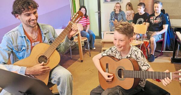 Gitarre spielen macht ganz offensichtlich Spaß.