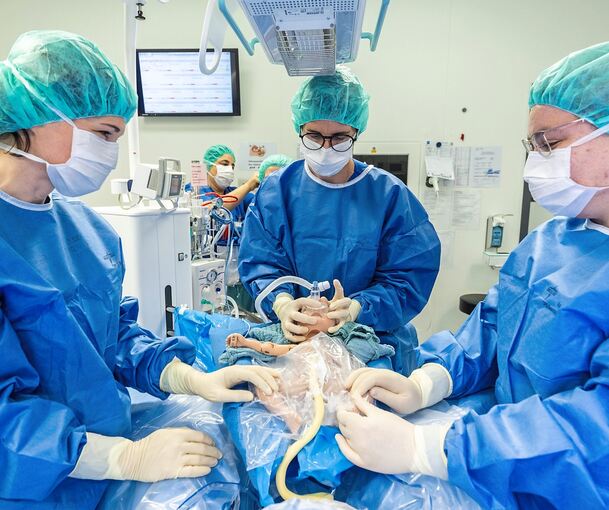 Ein Ärztinnen-Team stellte bei der Spendenübergabe die Funktionen und Vorteile des Concord Birth Trolleys mit Hilfe einer Neugeborenen-Simulationspuppe vor.