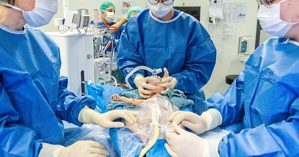 Ein Ärztinnen-Team stellte bei der Spendenübergabe die Funktionen und Vorteile des Concord Birth Trolleys mit Hilfe einer Neugeborenen-Simulationspuppe vor.