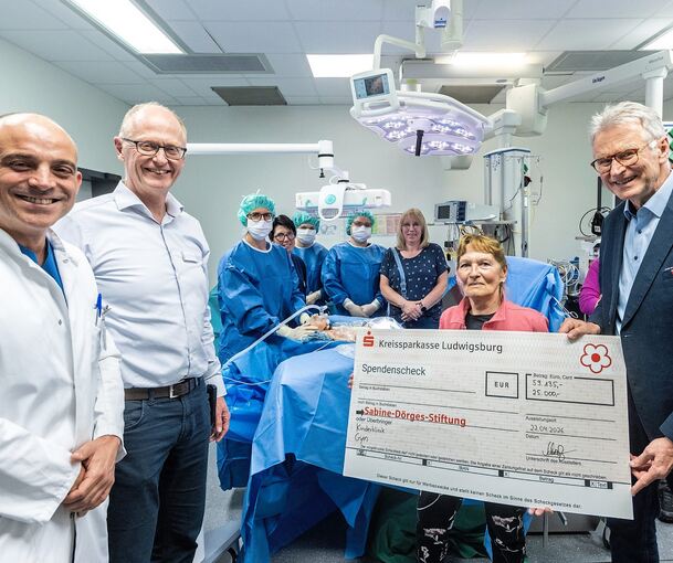 Prof. Dr. Sebastian Berlit, Ärztlicher Direktor der Frauenklinik, Prof. Dr. Jochen Meyburg, Margareta Höfele und Dr. Alfred Theil bei der Spendenübergabe (von links).