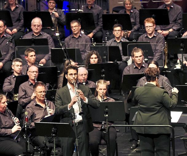 Yannick Trares an der Klarinette unterstützt den Musikverein Oßweil Stadtkapelle Ludwigsburg.