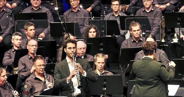 Yannick Trares an der Klarinette unterstützt den Musikverein Oßweil Stadtkapelle Ludwigsburg.