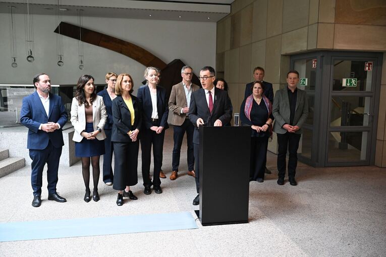 Özdemir stellt Kabinettsmitglieder vor Özdemir stellt Kabinettsmitglieder vor
