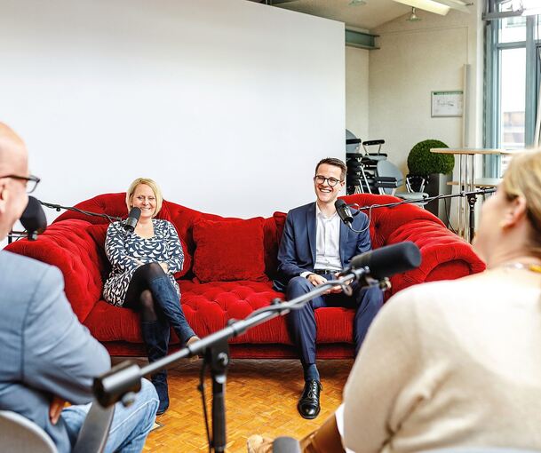 Meike Günter und Lukas Tietze auf der NewsCouch im Gespräch mit Ulrike Trampus und Stephan Wolf.
